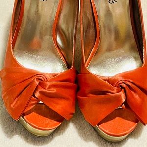 ⚫️Sold⚫️ Candie's Orange Silk/ gold  peep toe pumps sz 7.5